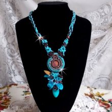 Collier Turquoise Haute Couture au Style Amérindien brodé sur du Cuir avec des cabochons ronds Nacre Acajou et Prune, s’ajoute un cabochon Turquoise. Orné de cristaux, ruban, perles et rocailles 